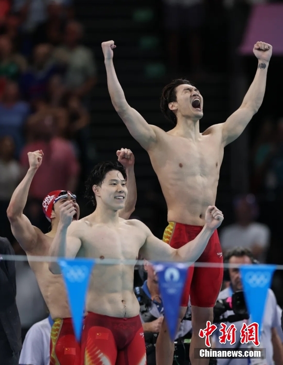 当地时间8月4日，在巴黎奥运会游泳项目男子4x100米混合泳接力决赛中，由徐嘉余、覃海洋、孙佳俊、潘展乐组成的中国队夺得金牌。图为中国队选手在夺冠后庆祝。中新社记者 富田 摄