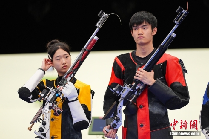 当地时间7月27日，在巴黎奥运会射击10米气步枪混合团体决赛中，中国组合黄雨婷/盛李豪夺得金牌。这也是本届巴黎奥运会诞生的首枚金牌。图为黄雨婷/盛李豪(右)在比赛后。中新社记者 赵文宇 摄