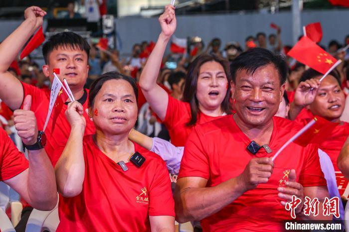 徐诗晓巴黎奥运成功卫冕 父母激动落泪家乡欢腾