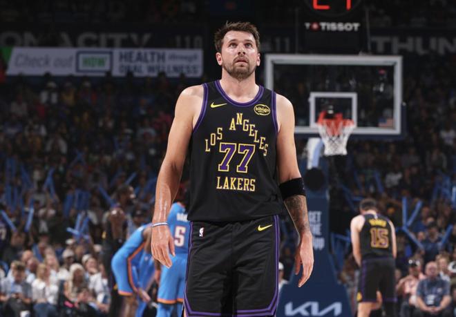 东契奇第三节受伤离场 湖人暂停后确认左腿筋伤