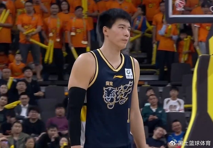广东男篮迎战北京男篮 周琦麦基领衔内线对决