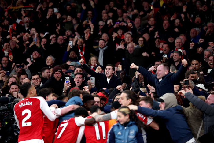 阿森纳球迷铭记难忘瞬间 全队携手创造历史时刻