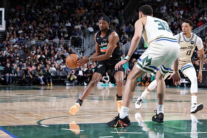 马刺8连胜锁定西部前二 福克斯12+6+4助攻助球队大