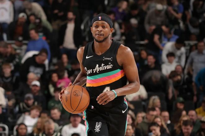 马刺8连胜锁定西部前二 福克斯12+6+4助攻助球队大