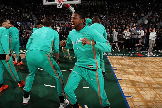 马刺8连胜锁定西部前二 福克斯12+6+4助攻助球队大